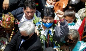 Evo Morales es abrazado por la multitud en su regreso a Bolivia.