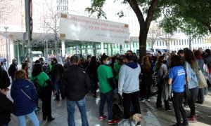 Desenes de persones han donat suport a la PAH davant la Ciutat de la Justícia pel judici per l'ocupació d'una oficina bancària.