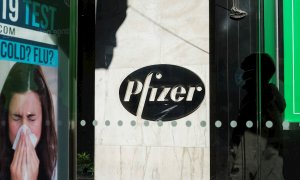 Un hombre pasea frente a la sede de la farmacéutica Pfizer, en Nueva York (Estados Unidos).