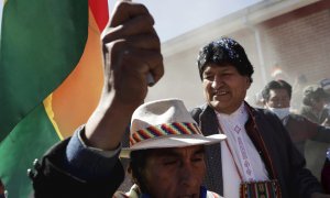 El expresidente de Bolivia Evo Morales saluda a sus seguidores en la localidad de Rio Mulato durante el recorrido de su caravana hacia Oruro (Bolivia).