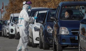Decenas de coches hacen cola ante el hospital de campaña de La Fe de València para la realización de pruebas de detección de covid-19. El sistema de "autocovid" permite agilizar la toma de muestras y minimizar riesgos de contagios.