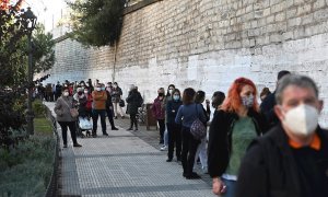 Varias personas esperan para realizarse un test serológico en Torrejón de Ardoz, este martes