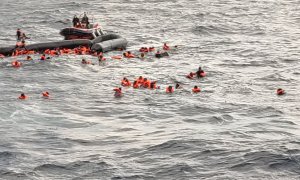 Los equipos de rescate están en el agua intentando recuperar a unas 100 personas, hay niños y bebés.