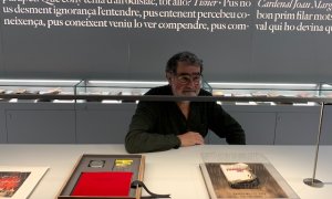 Joan Fontcuberta mira alguns dels exemplars de Farenheit 541 cremats que exposa a la llibreria Ona de Barcelona.