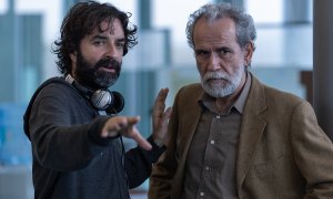 El director Mateo Gil junto al actor Guillermo Toledo en un fotograma de 'Los favoritos de Midas'.