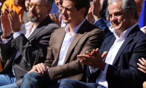 El expresidente de Cs, Albert Rivera (c), junto al exdiputado y miembro de la Ejecutiva Marcos de Quinto (d) y el exportavoz Juan Carlos Girauta (i).