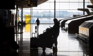 Vista de pasajeros en la terminal T-4 del aeropuerto Madrid- Barajas Adolfo Suárez este jueves.