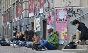 Estudiantes de la escuela Gioberti y Calvino estudian en la calle debido al cierre de escuelas impuesto por el gobierno debido al aumento de las infecciones por la enfermedad de la covid-19, en Turín, Italia, el 13 de noviembre de 2020.