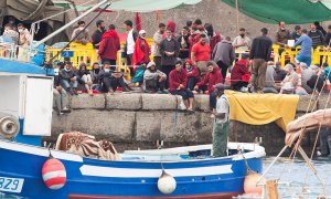 Migrantes en el puerto de Arguineguín (Gran Canaria) llegados en patera en los últimos días.