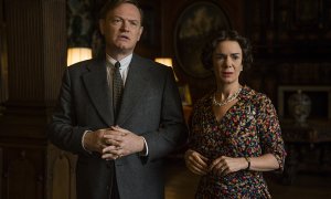 Jared Harris como el rey Jorge VI y Victoria Hamilton como la Reina Madre en 'The Crown'.