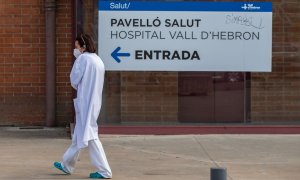 12/11/2020.- Una sanitaria en la entrada del hospital Vall d'Hebron de Barcelona.