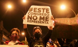 Imagen de una protesta contra la destitución del presidente de Perú.