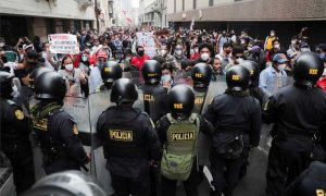 Dos muertos en las protestas masivas en Perú contra la destitución de Vizcarra