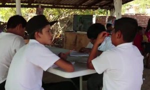Los hijos de 'El Chapo' Guzmán instalan una escuela improvisada en plena calle en Culiacán