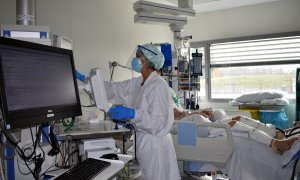Un dels boxs de l'UCI de l'hospital Santa Caterina de Salt amb un pacient ingressat per coronavirus.