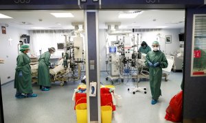 Médicos y enfermeras atienden a dos pacientes en la UCI de la Clínica Universidad de Navarra
