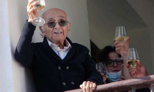 El poeta valenciano Francisco Brines celebra en su casa familiar en Oliva (València) el Premio Cervantes 2020.