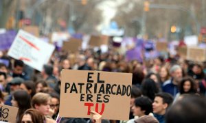 Una manifestant sosté una pancarta on es pot llegir “el patriarcat ets tu” durant la manifestció del 8M a Barcelona el 8 de març de 2020.