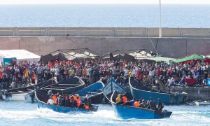 Más de 2.000 migrantes rescatados de pateras abarrotan el muelle de Arguineguín, en Gran Canaria.