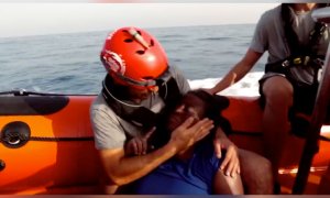"El valor de una sola vida es incalculable": el vídeo de un rescatador de Open Arms abrazando y acariciando a una mujer en el mar