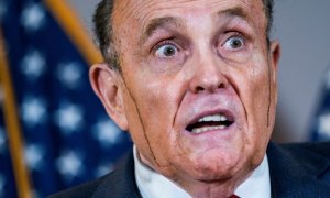 La metáfora visual de Rudolph Giuliani: sudando literalmente tinta mientras habla de fraude electoral en EEUU