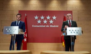 El vicepresidente de la Comunidad de Madrid, Ignacio Aguado (i) y el consejero de Sanidad, Enrique Ruiz Escudero (d) durante la rueda de prensa conjunta este miércoles tras la reunión del Consejo de Gobierno de la Comunidad de Madrid.