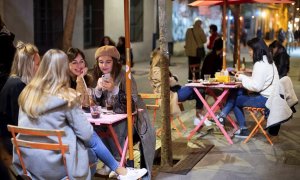 Varias personas conversan en la terraza de un bar de Barcelona, este lunes en el que se ha iniciado la fase 1 de la desescalada en Cataluña con la reapertura, limitada en horario y aforo, de bares, restaurantes, deporte y cultura.
