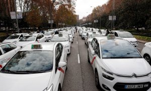 Cientos de taxis han congestionado la mañana de este miércoles la plaza de Colón hasta el Palacio de Cibeles para exigir al alcalde de Madrid, José Luis Martínez-Almeida, que escuche sus demandas.