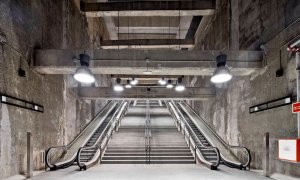 Interior d'una estació de la L9 del metro.