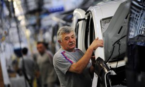 Un operario trabaja en la cadena de montaje de la fábrica de PSA de Vigo.