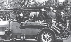 Bomberos republicanos en un coche Delahaye en 1937.