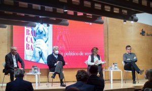 El expresidente del Gobierno Felipe González (2i); la eurodiputada Elena Valenciano y el exdiputado socialista Eduardo Madina (2d) asisten a la presentación del libro 'Rubalcaba. Un político de verdad', de Antonio Caño (i). EFE/Fernando Villar