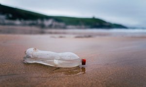 Plástico o vidrio: ¿qué botella debemos escoger para cuidar el medioambiente?