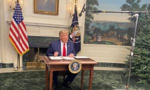 "¿Es una obra de teatro del colegio?": cachondeo en Twitter por las imágenes de Trump en la Casa Blanca con una mesa enana