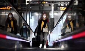 Una pasajera con maleta en la terminal T4 del Aeropuerto de Madrid-Barajas Adolfo Suárez, en Madrid (España), a 23 de noviembre de 2020.