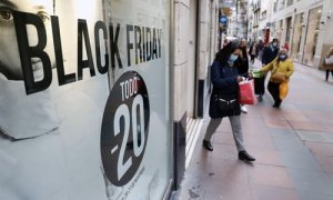Varias personas realizan algunas compras de la navidad, aprovechando los descuentos del "Black Friday" que ofrecen los comercios de la capital y donde apuran las horas antes del cierre de las 18h decretado por la Junta de Andalucía ante la lucha de la pan