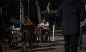 Un home pren un cafè en una terrassa durant el primer dia de l'inici del primer tram de la desescalada de la segona onada de coronavirus a Barcelona.