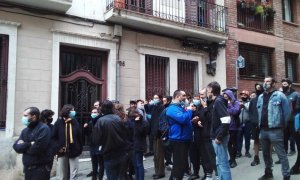 Vecinos y miembros de la plataforma antidesahucios del barrio barcelonés de Vallcarca protestan a las puertas de la vivienda que iba a ser desalojada. - Mar Valiente