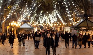 Barcelona ha dado este jueves la bienvenida a la campaña navideña con un espectáculo dirigido por Sol Picó llevado a cabo en la plaza del Born previo paso al encendido del alumbrado, al que este año se han destinado un 65 % más de recursos.