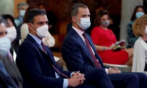 El rey Felipe VI (d) y el presidente del Gobierno, Pedro Sánchez (i).