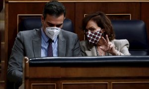 El presidente del Gobierno, Pedro Sánchez, y la vicepresidenta primera, Carmen Calvo, impulsora de la Ley de Memoria Democrática.