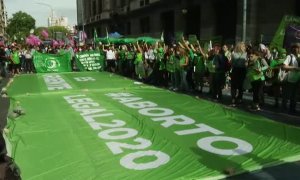 Miles de mujeres exigen en Argentina que se regule por plazos el aborto