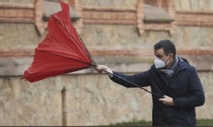 De Banksy al 'gadgetofalcon': la tronchante imagen de Sánchez intentando evitar que su paraguas salga volando