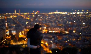 Una pareja observa el atardecer desde los miradores del barrio de El Carmel de Barcelona.