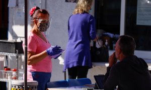 Una camarera atiende a un cliente en Redondo Beach, Los Ángeles (EEUU)