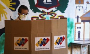 Un hombre emite su voto en Caracas, Venezuela