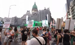 Manifestantes en favor del aborto frente al parlamento argentino.