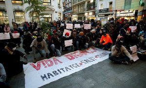 Concentració a la plaça de la Vila de Badalona per exigir una "vida digna" després de l'incendi mortal.