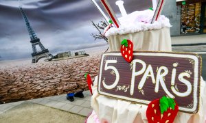 10/12/2020.- Activistas climáticos ponen una tarta falsa con motivo de los cinco años que cumple el Acuerdo de París.
