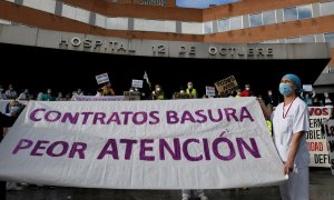 Momento de la concentración este viernes ante el hospital Doce de Octubre para protestar por el traslado forzoso de personal sanitario al nuevo hospital de emergencias Enfermera Isabel Zendal, este viernes en Madrid.